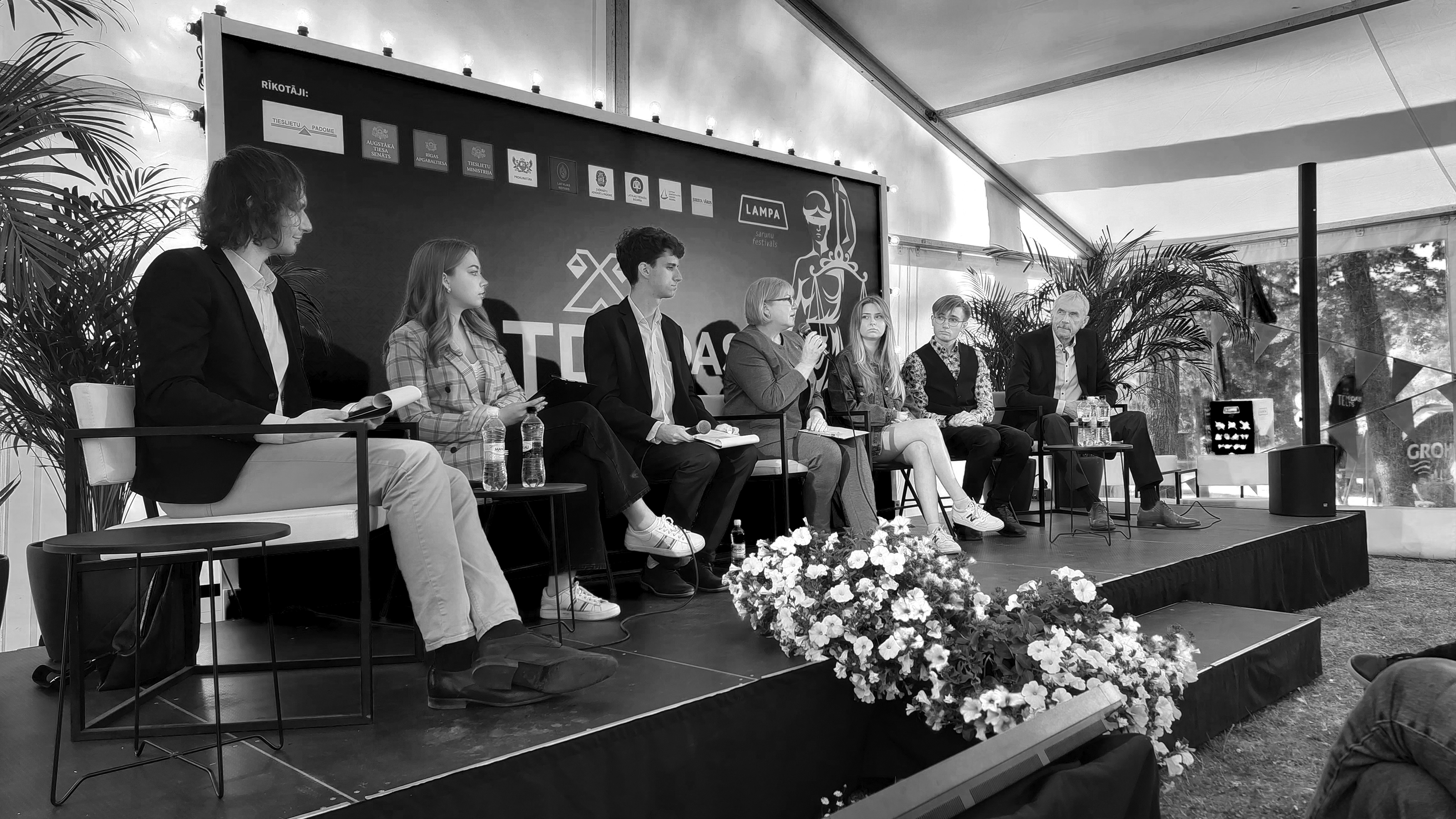 No kreisās: Agris Ratniks, Evija Velvele, Atis Alens Kabaļs, Veronika Krūmiņa, Estere Eglīte, Gustavs Rencis, Andris Guļāns