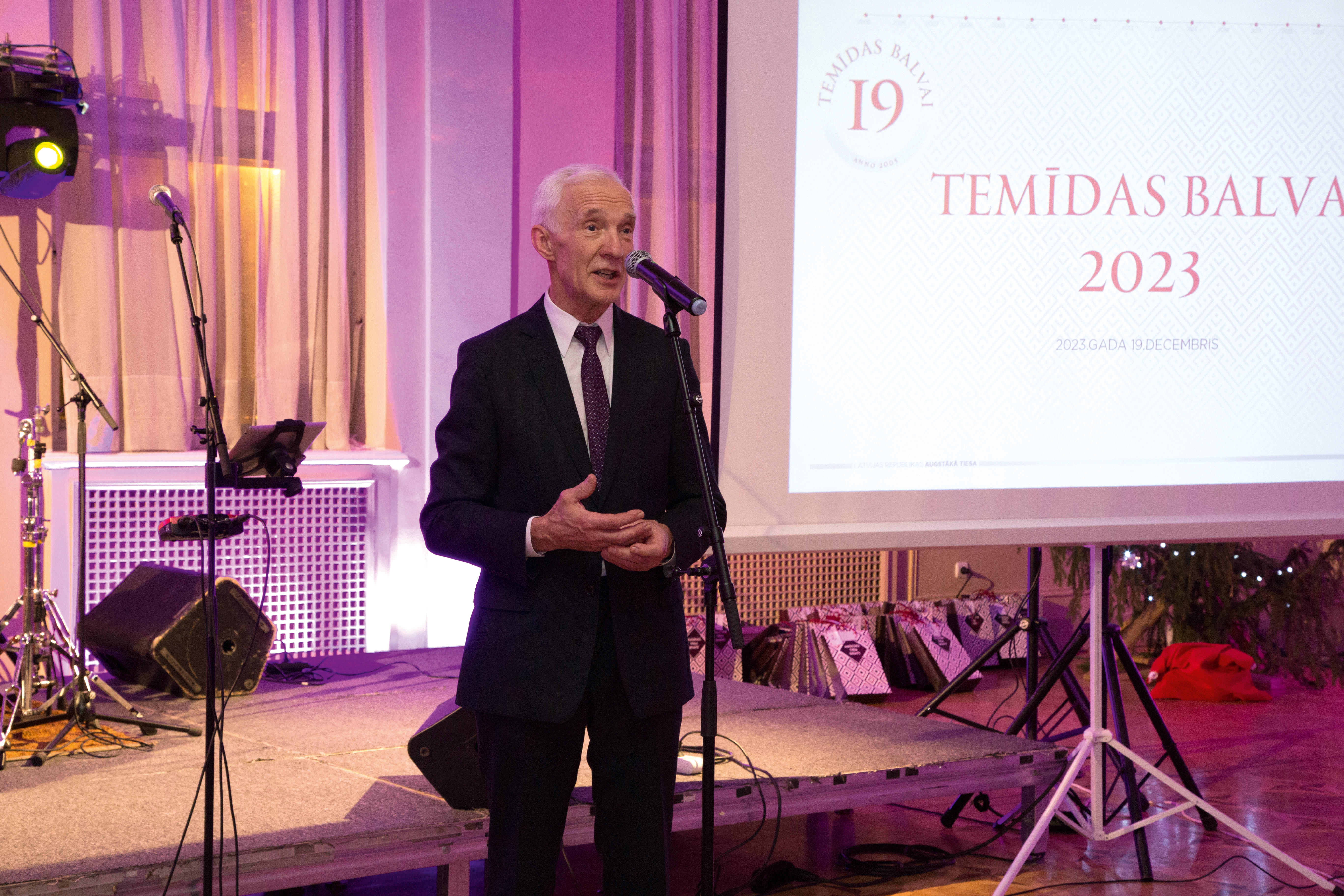 Temīdas balvas 2023.gada uzvarētājiem pasākumā pasniedza bijušie senatori  Valerijans Jonikāns...
