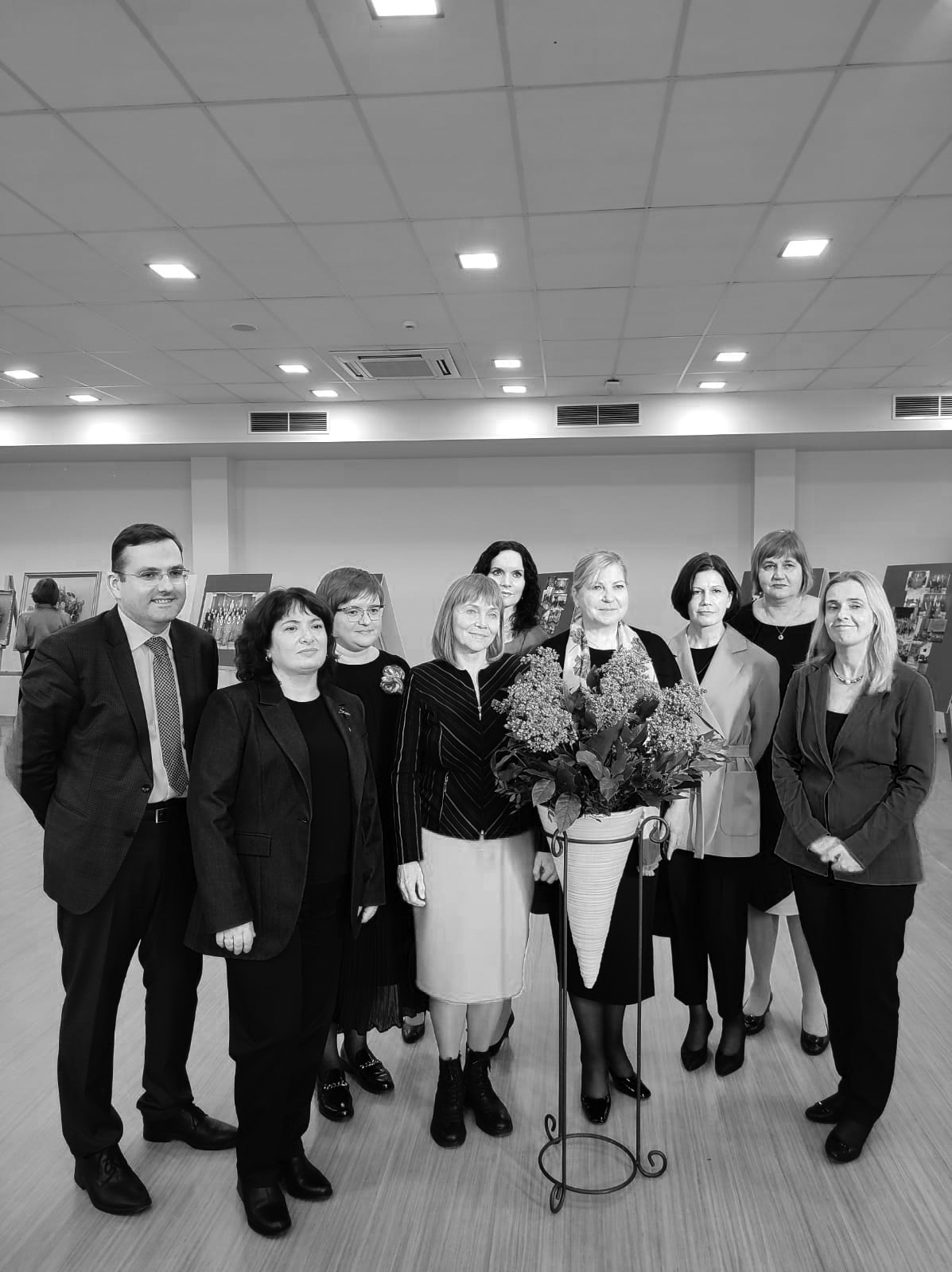 Senāta Administratīvo lietu departamenta senatori izstādes atklāšanā