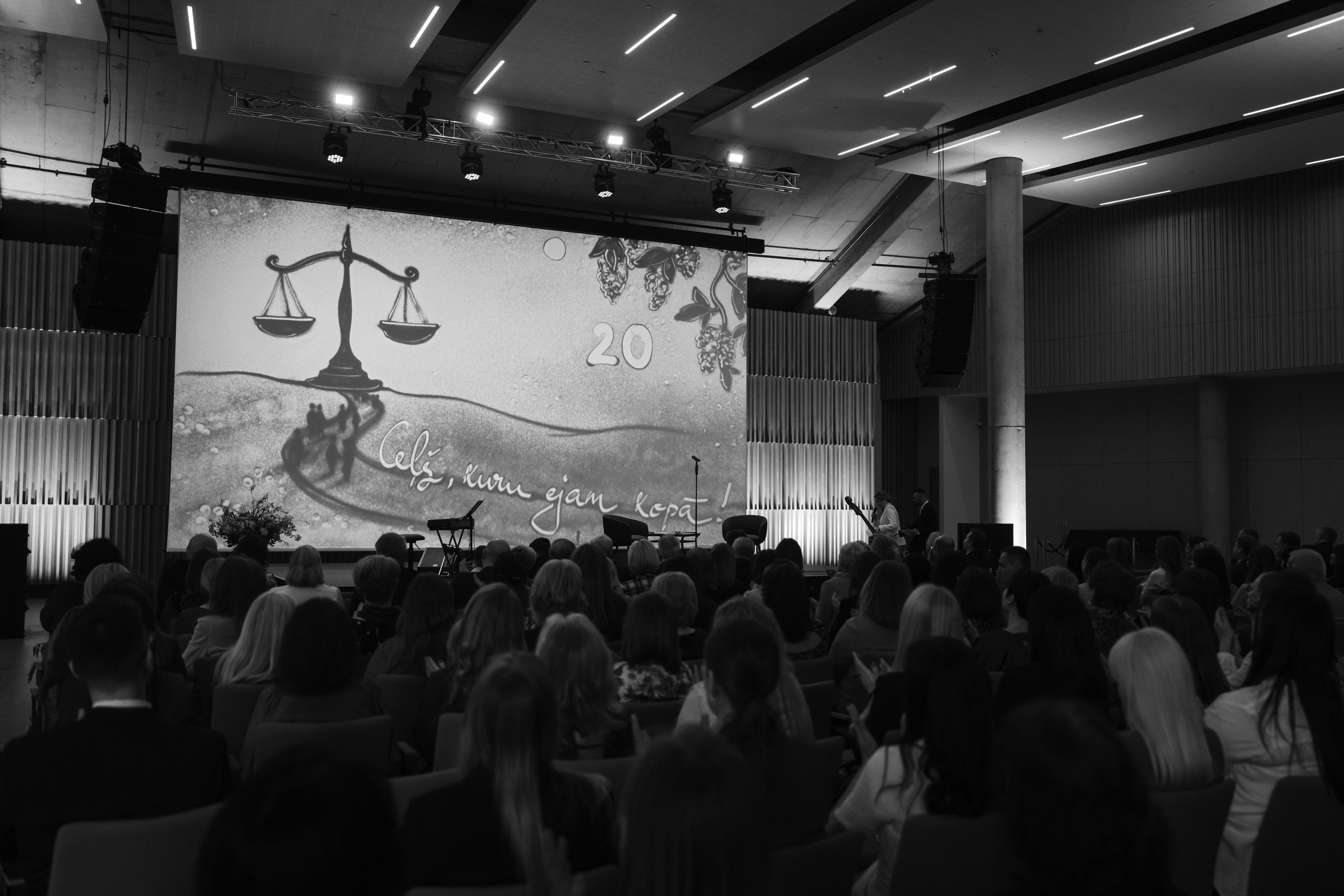 Administratīvās tiesas ceļš smilšu kino atveidojumā