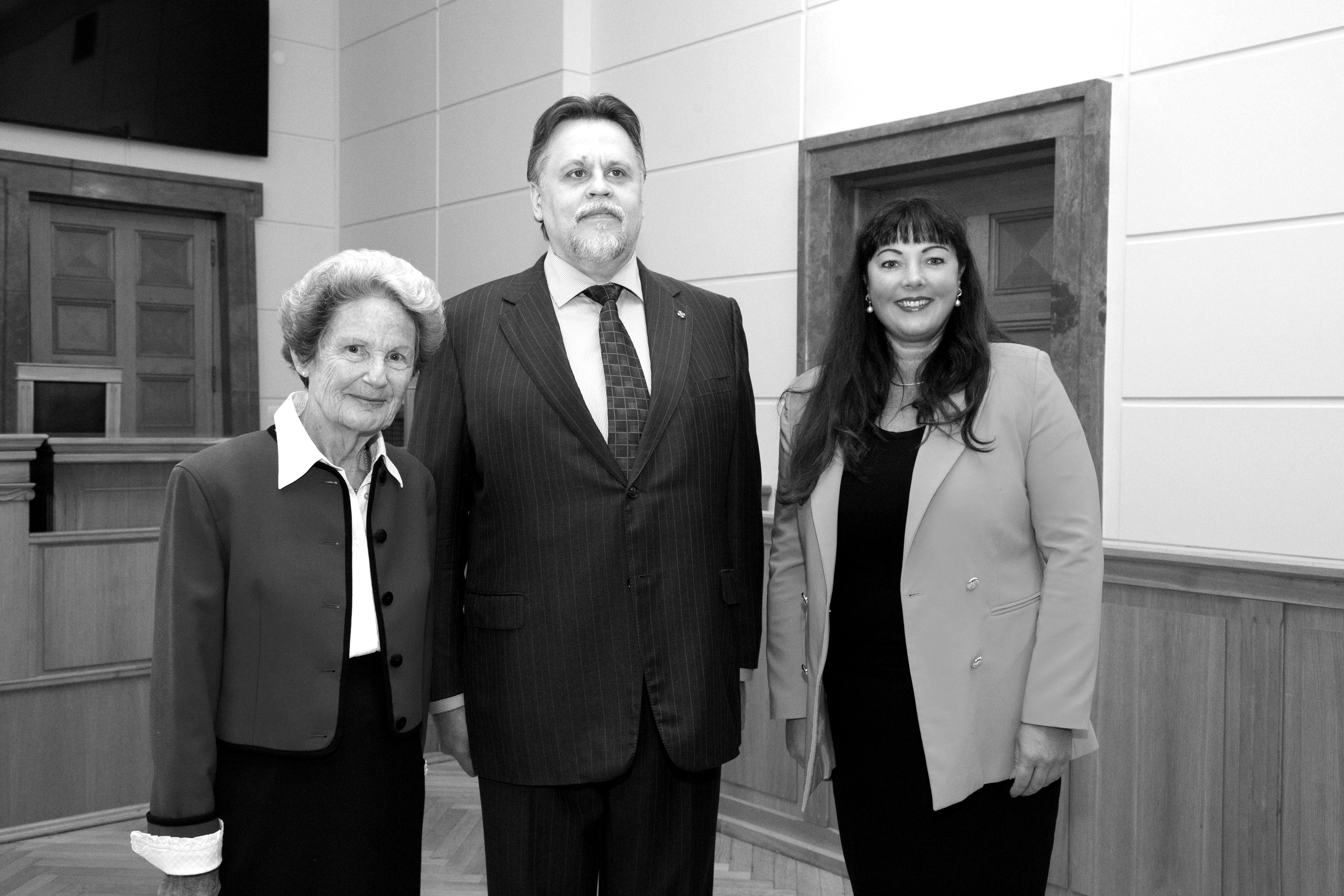 Eiropas preču zīmju tiesnešu tīkla prezidente, bijusī Vācijas Federālās Patentu tiesas prezidente Marianne Grabrucker, Latvijas Augstākās tiesas priekšsēdētājs Aigars Strupišs un Latvijas pārstāve CET-J tīklā senatore Zane Pētersone