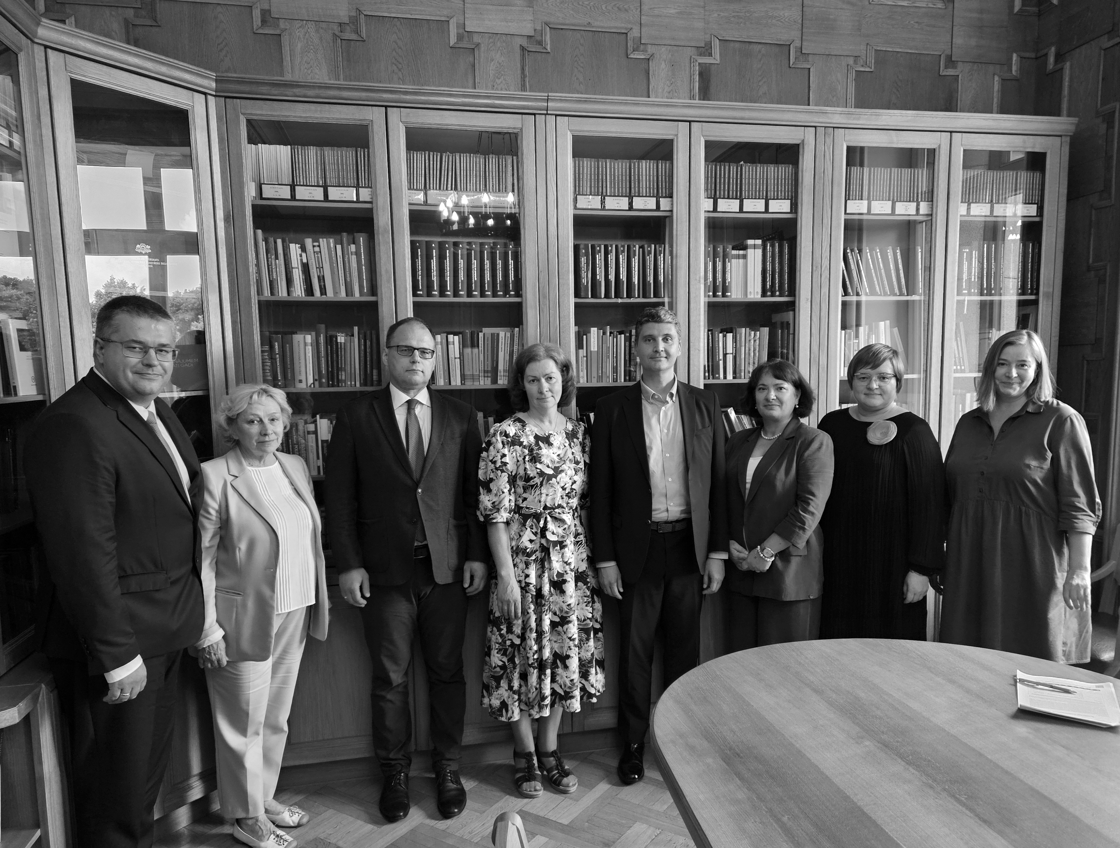 Augstākajā tiesā, tiekoties ar senatoriem sarunā par mākslīgā intelekta iespējām: (no kreisās) Latvijas Tiesību institūta direktors Edijs Poga, senatori Aija Branta, Kaspars Balodis, Marika Senkāne, Amsterdamas universitātes pasniedzējs Mihņa Konstantinesku, senatores Dzintra Amerika, Anita Kovaļevska un zinātniski analītiskā padomniece Iveta Pundure