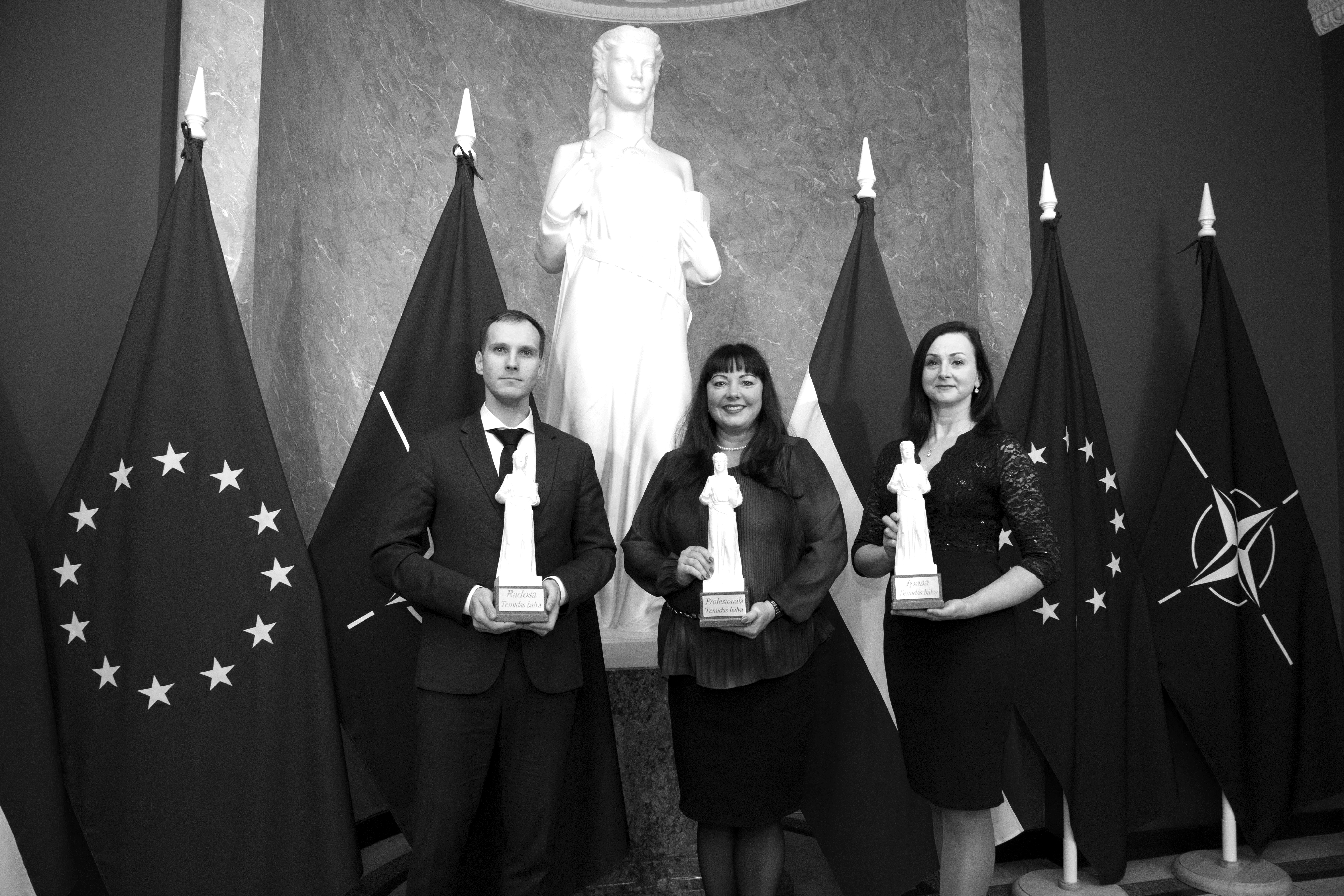 Temīdas balvu – 2024 saņēmēji Oskars Kulmanis, Zane Pētersone un Elīna Majore