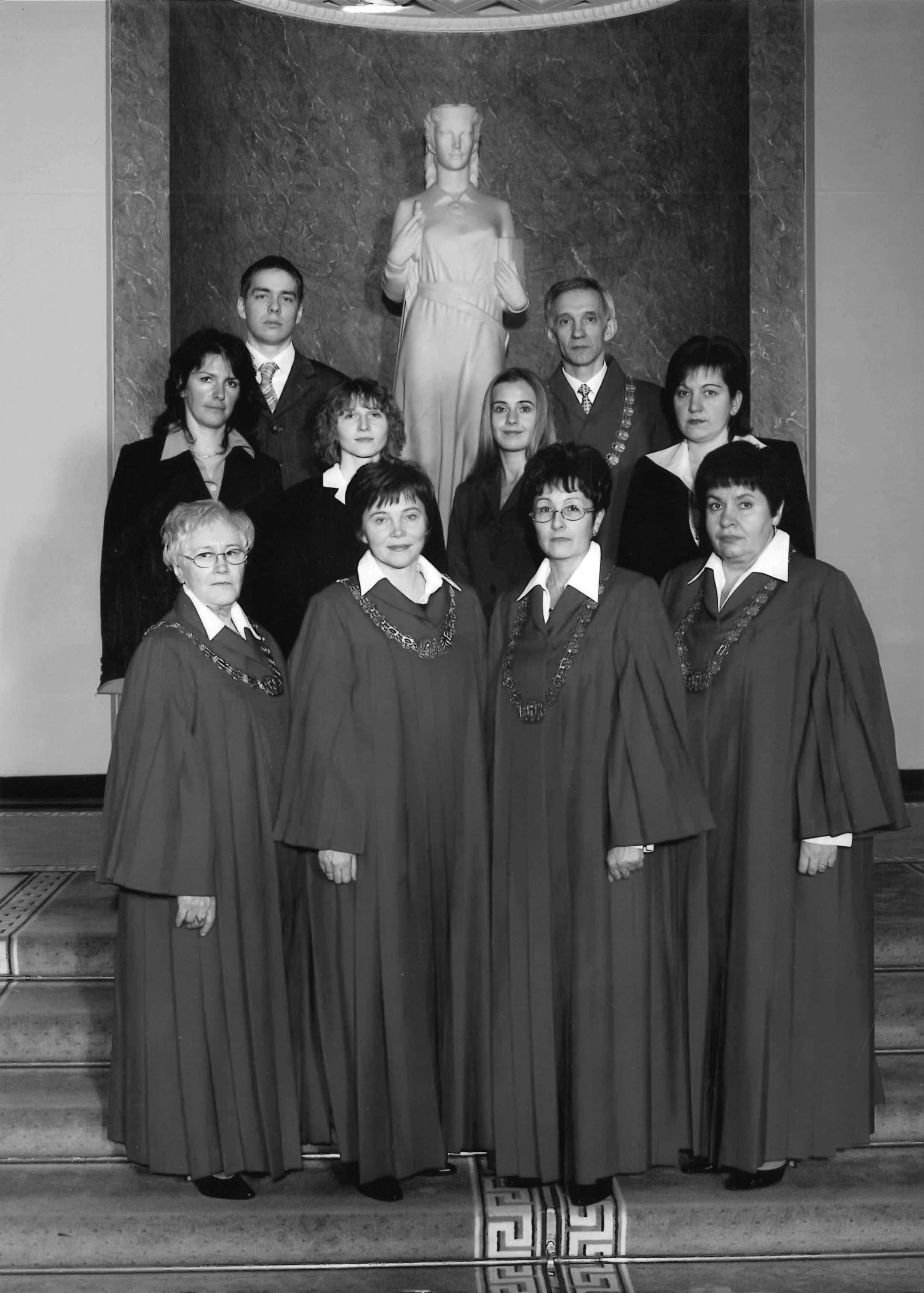 Pirmie Senāta Administratīvo lietu departamenta senatori un viņu palīgi 2004.gadā: 1.rindā  Gunta Višņakova, Jautrīte Briede, Ilze Skultāne, Edīte Vernuša; 2.rindā Antra Antoma, Rudīte Vīduša, Indra Lūse, Linda Vīgante, 3.rindā Māris Logins un departamenta priekšsēdētājs Valerijans Jonikāns