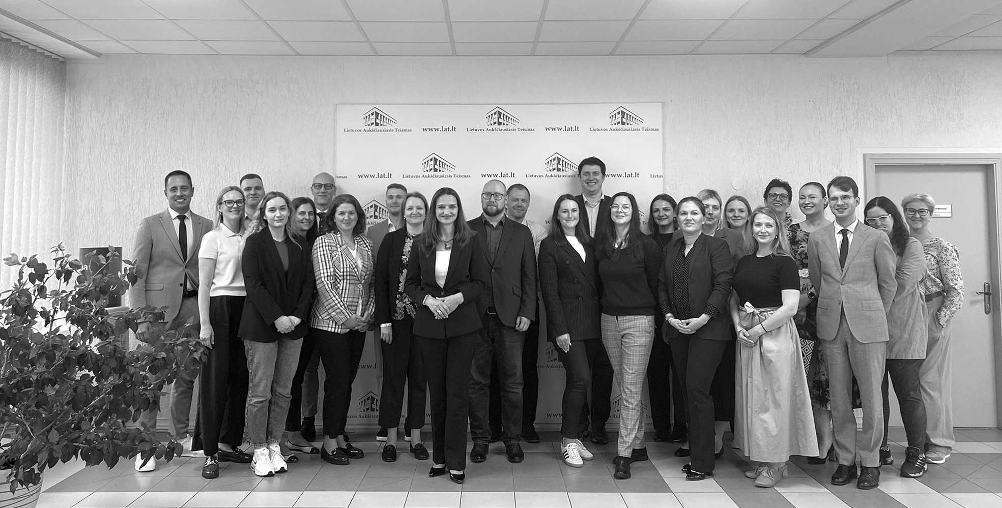 Baltijas valstu Augstāko tiesu darbinieki ar Lietuvas Augstākās tiesas priekšsēdētāju Dangoli Bublieni