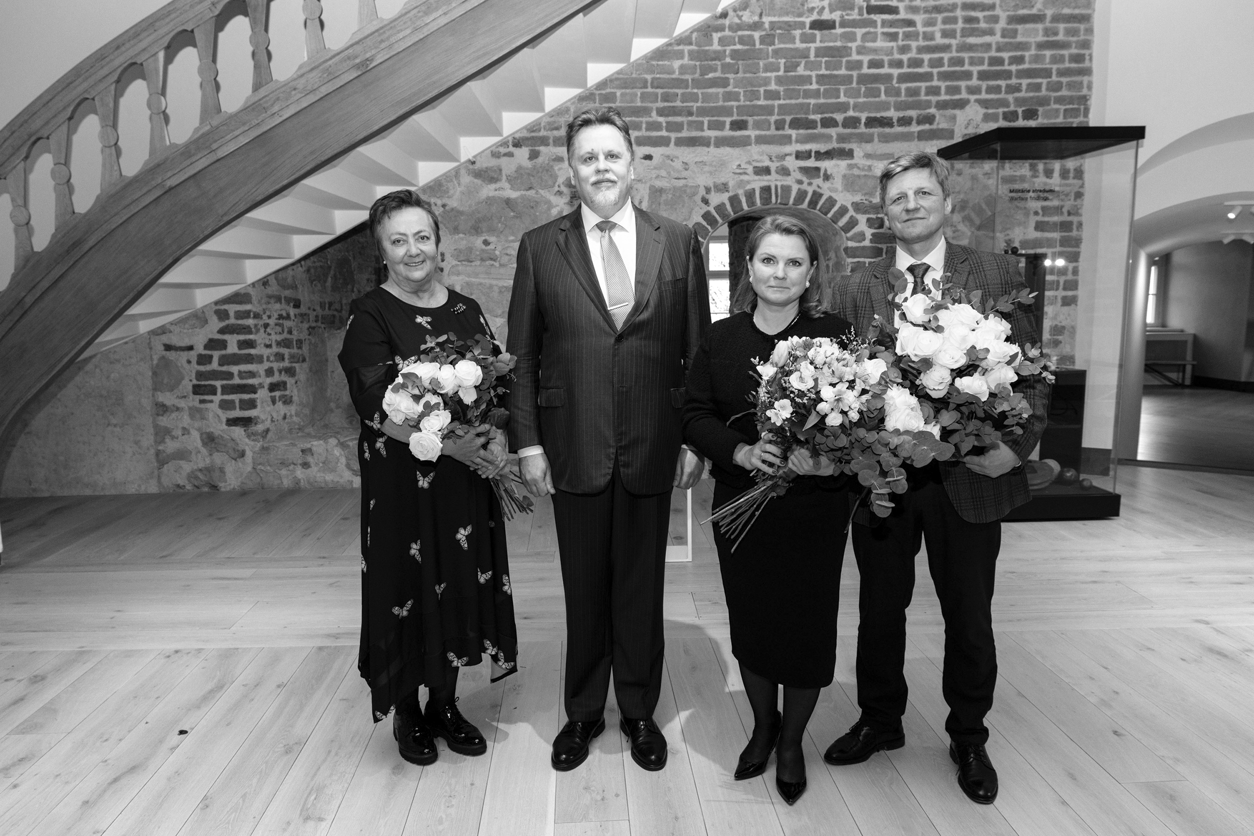 Augstākās tiesas priekšsēdētājs ar Goda zīmju saņēmējiem Ļubovu Kušniri, Kristīni Zemīti un Aivaru Uminski. Klāt nebija Sandra Lapiņa, Alla Spale un Inga Bērtaite-Pudāne