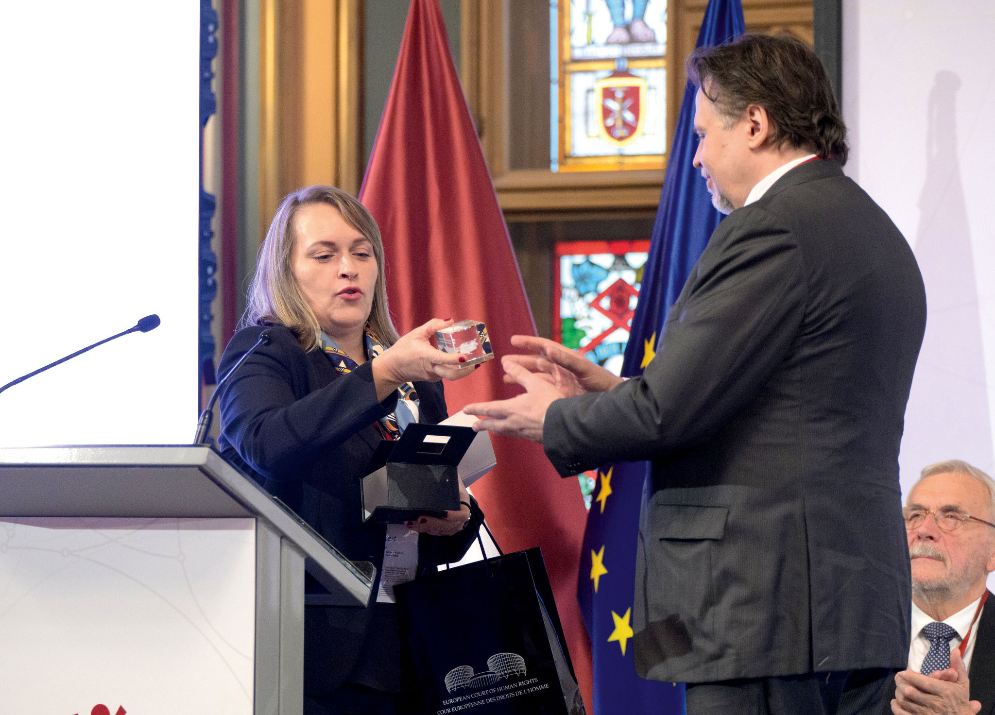 No Eiropas Cilvēktiesību tiesas Senātam īpaša dāvana – tiesas ēka  kristālā. To Augstākās tiesas priekšsēdētājam pasniedz  ECT viceprezidente Ivana Jeliča