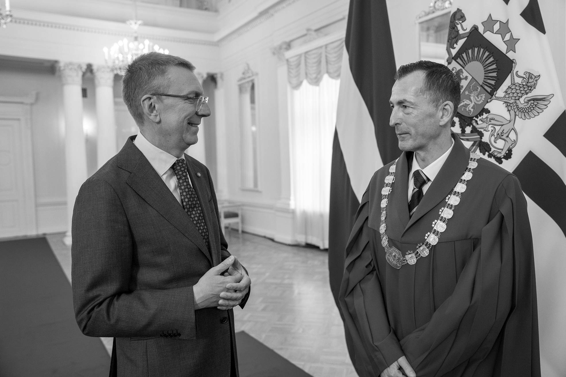  Valsts prezidents Edgars Rinkevičs ar senatoru Māri Leju pēc tiesneša svinīgā solījuma