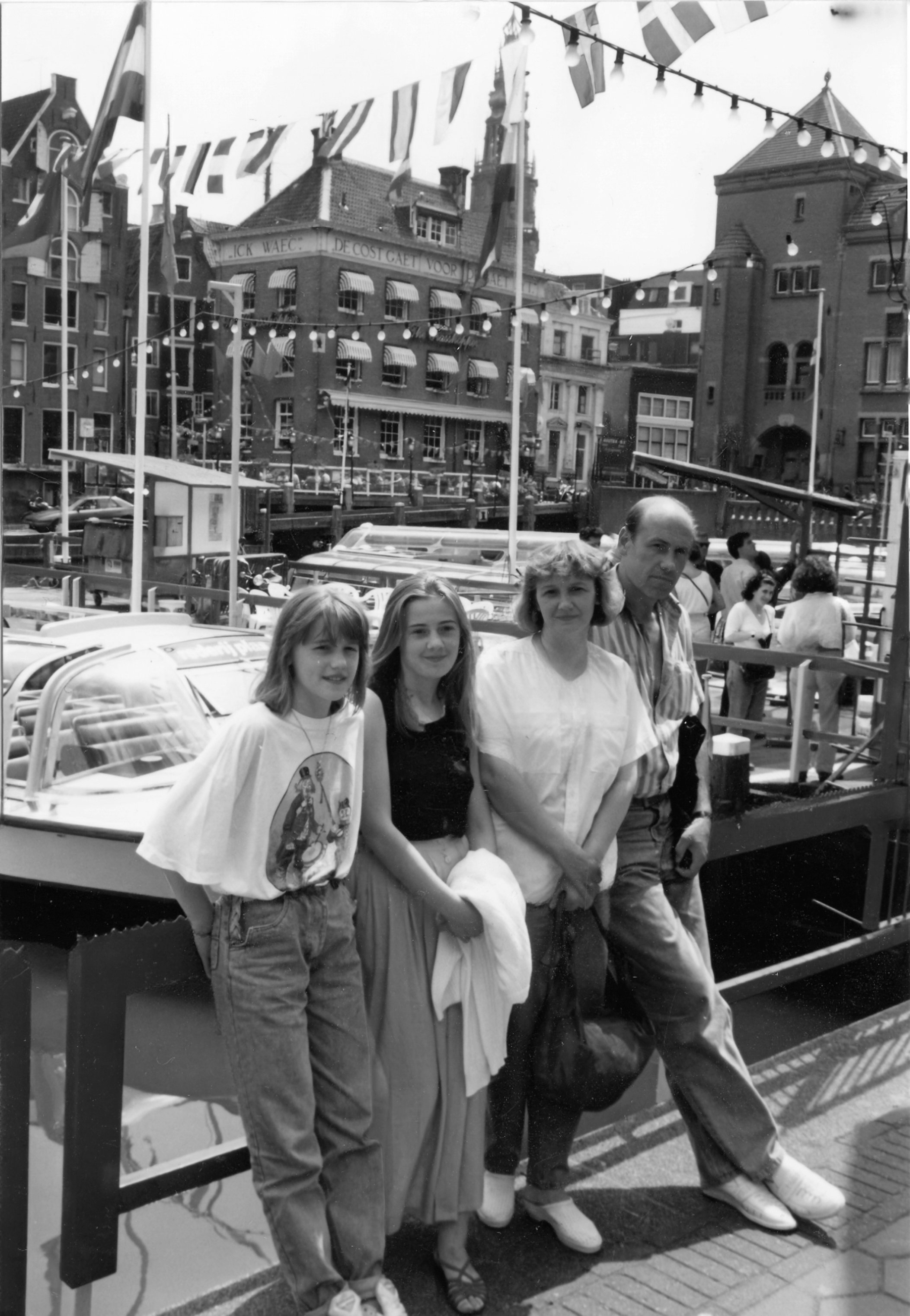 Lūšu ģimene ceļojumā Vācijā 1998.gadā. Kolīdz, Padomju Savienības sabrukumam sākoties, atvērās robeža, viņi daudz ceļoja – vieni vai kopā ar draugu ģimeni uz Itāliju, Austriju, Somiju, Vāciju