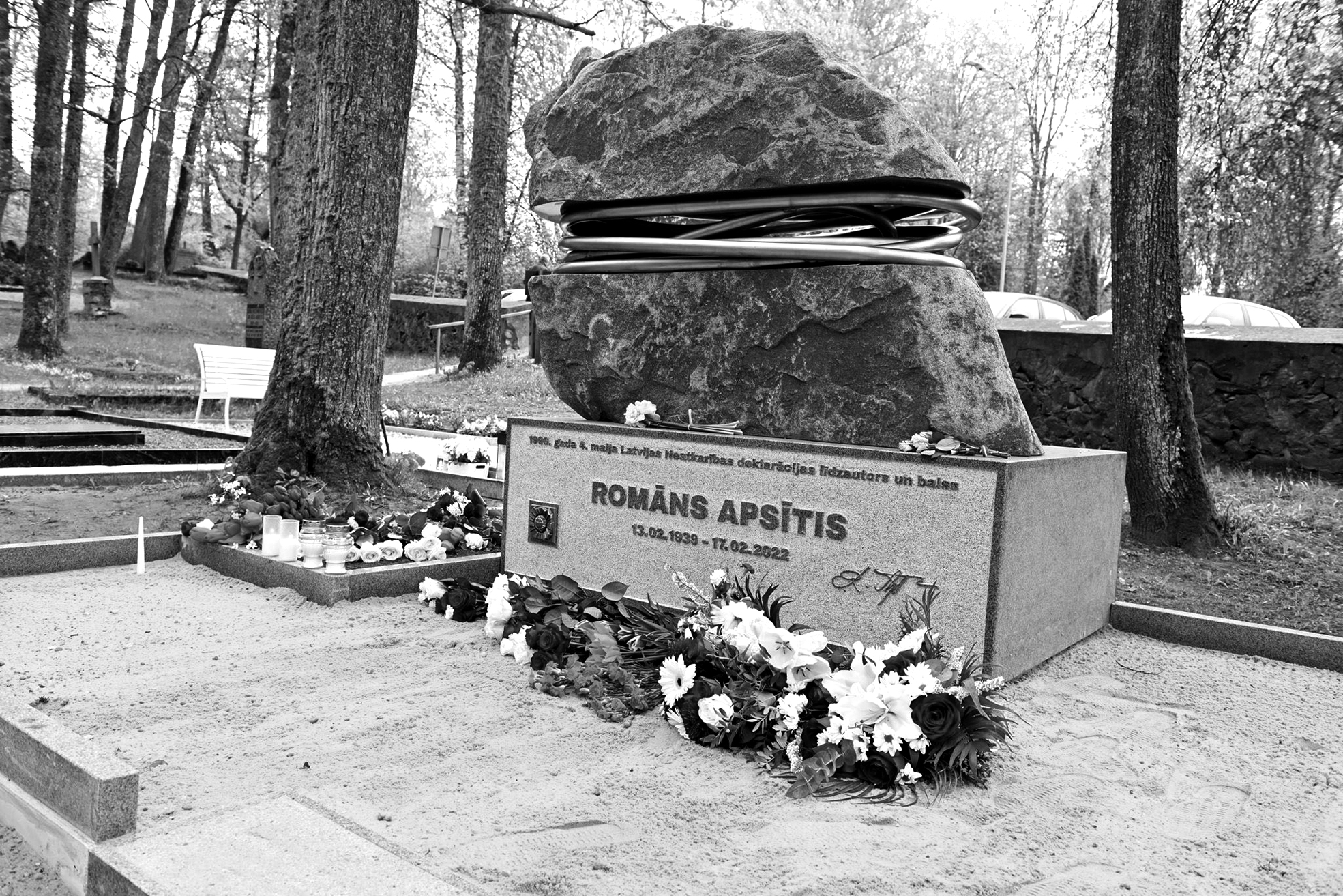 Tēlnieces Rūtas Patmalnieces veidotā piemiņas vieta „Mūžīgais avots” atgādina Latvijas karogu, tā veidota no laukakmeņa un nerūsējošā tērauda spirāles, kas simbolizēs sašķeltu, bet atkal vienotu veselumu – Latviju