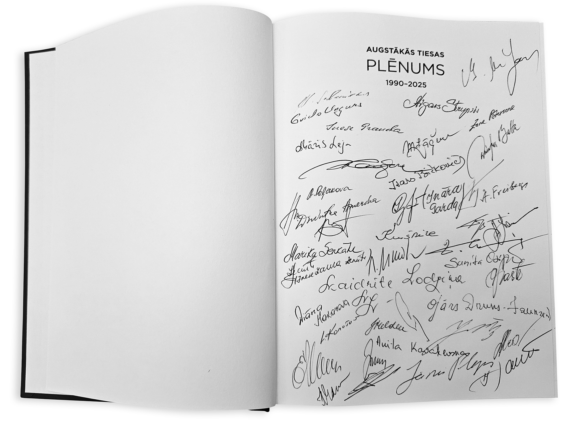 Grāmatas īpašais eksemplārs, kurā parakstījās atvēršanā klātesošie bijušie un esošie senatori