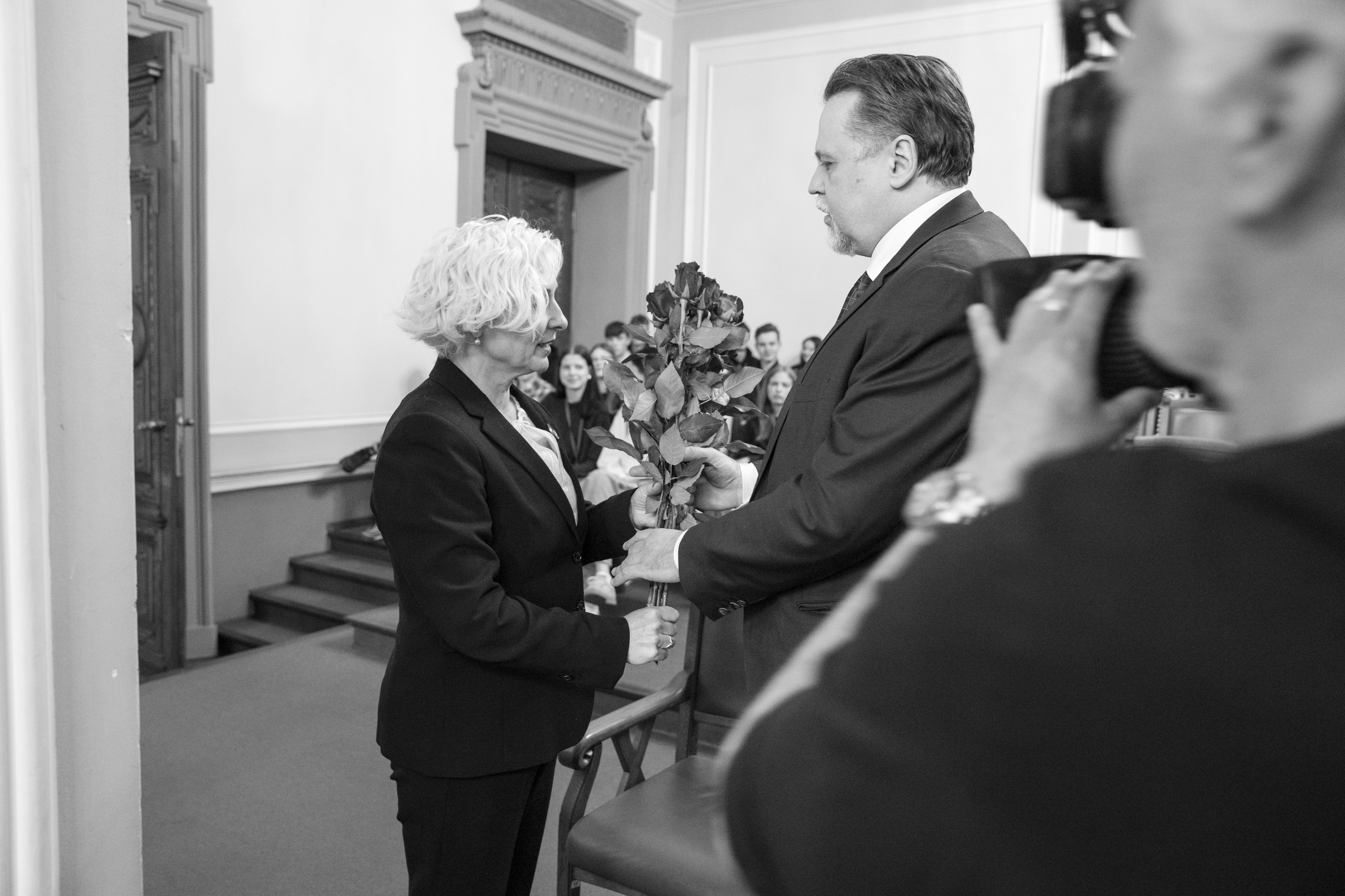 Saeimas priekšsēdētāja Daiga Mieriņa sveic Augstākās tiesas priekšsēdētāju Aigaru Strupišu