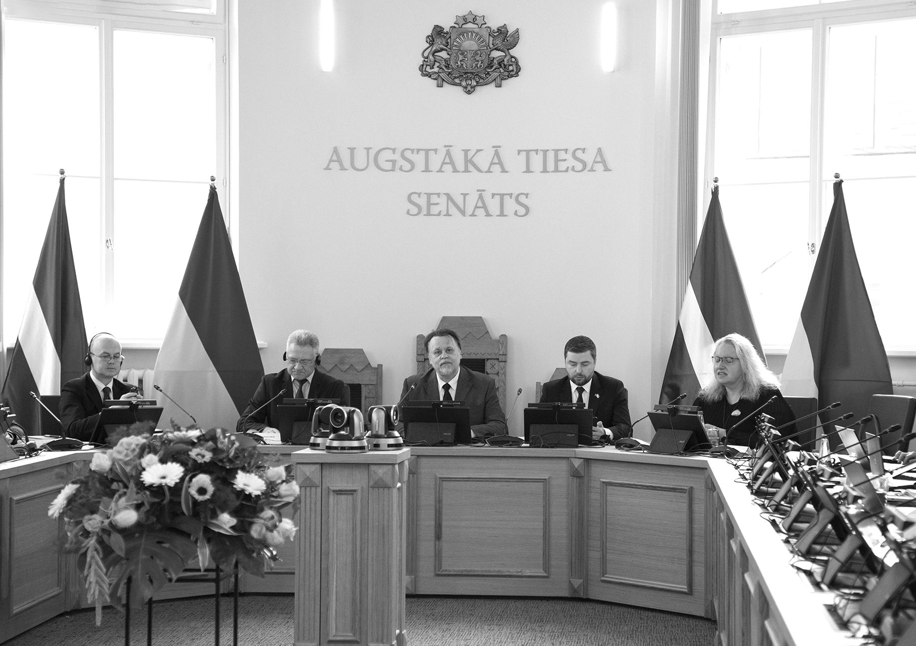 No kreisās: Ukrainas Augstās tieslietu padomes sekretariāta Starptautiskās sadarbības nodaļas vadītājs Vladislavs Gurtenko, padomes priekšsēdētājs Hrihorijs Usiks, Latvijas Augstākās tiesas priekšsēdētājs Aigars Strupišs, Ukrainas ārkārtējais un pilnvarotais vēstnieks Latvijā Anatolijs Kutsevols, Augstākās tiesas priekšsēdētāja padomniece Tieslietu padomes jautājumos Solvita Harbaceviča