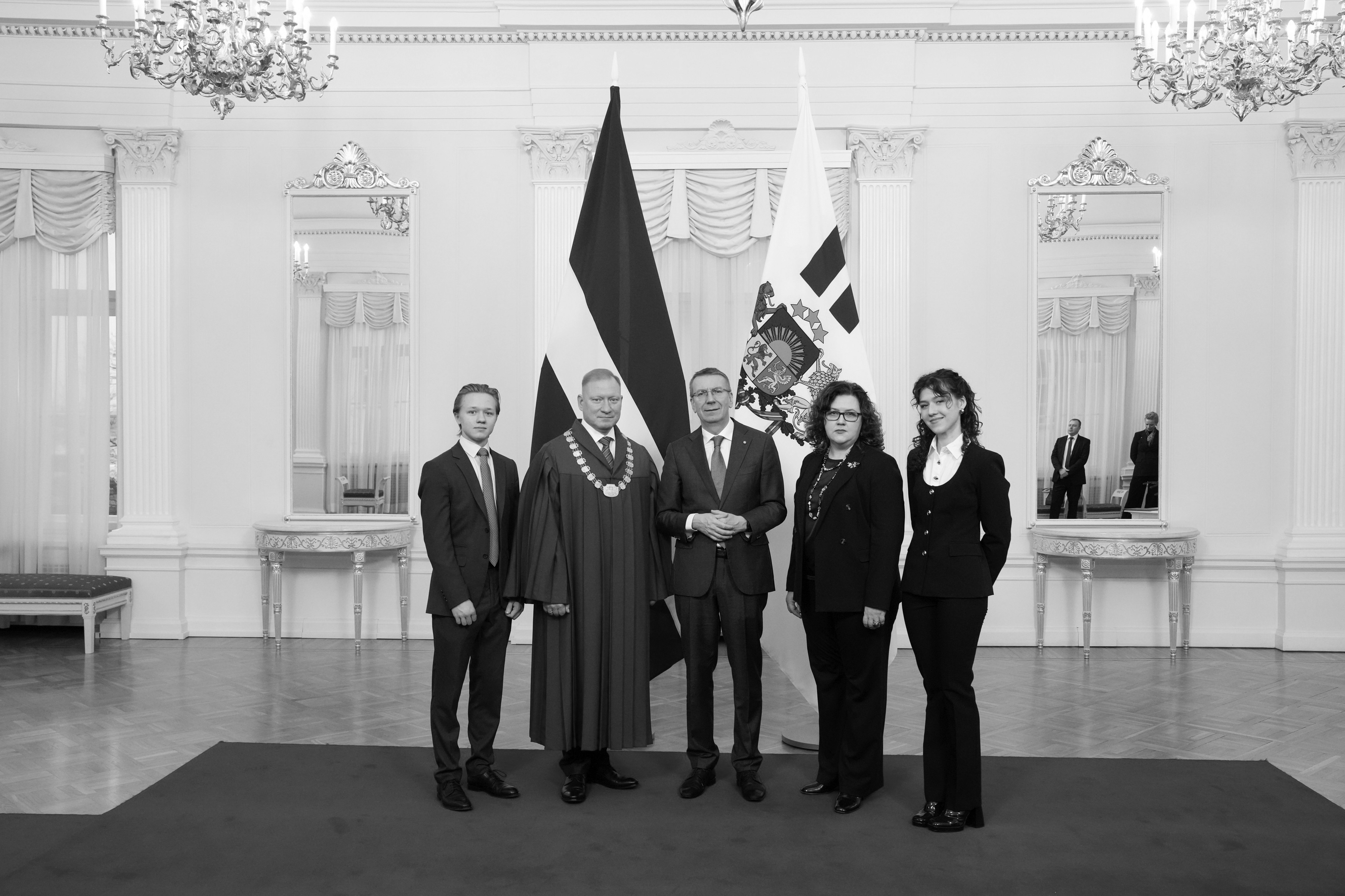 Pēc tiesneša zvēresta došanas Jānis Rozenbergs kopā ar ģimeni un Valsts prezidentu Edgaru Rinkēviču, 2025. gada 5. decembris
