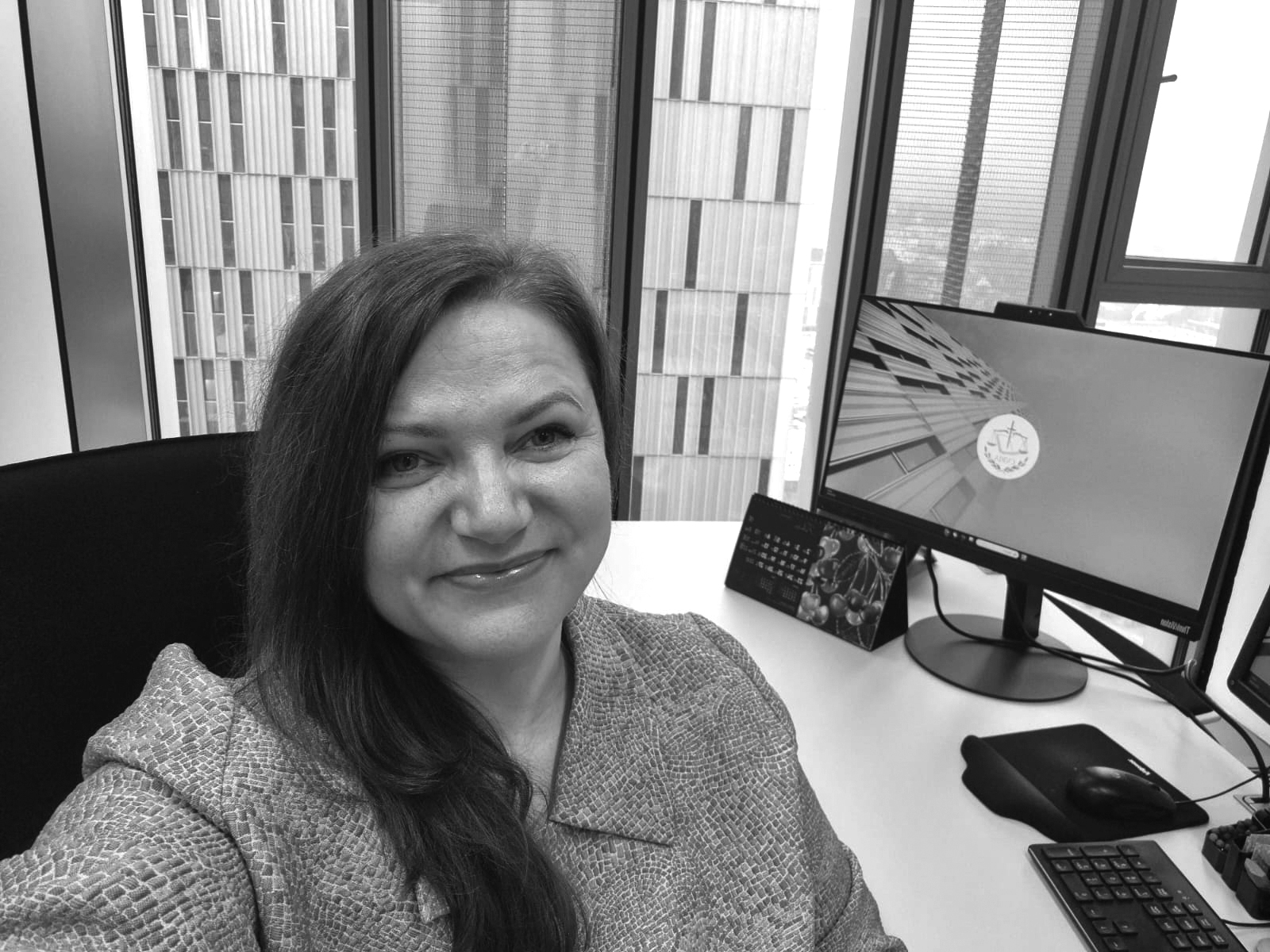 Inga Bērtaite-Pudāne savā darba kabinetā Eiropas Savienības Tiesas 20.&nbsp;stāvā vienā no Tiesas torņiem (cits tornis fonā aiz loga)