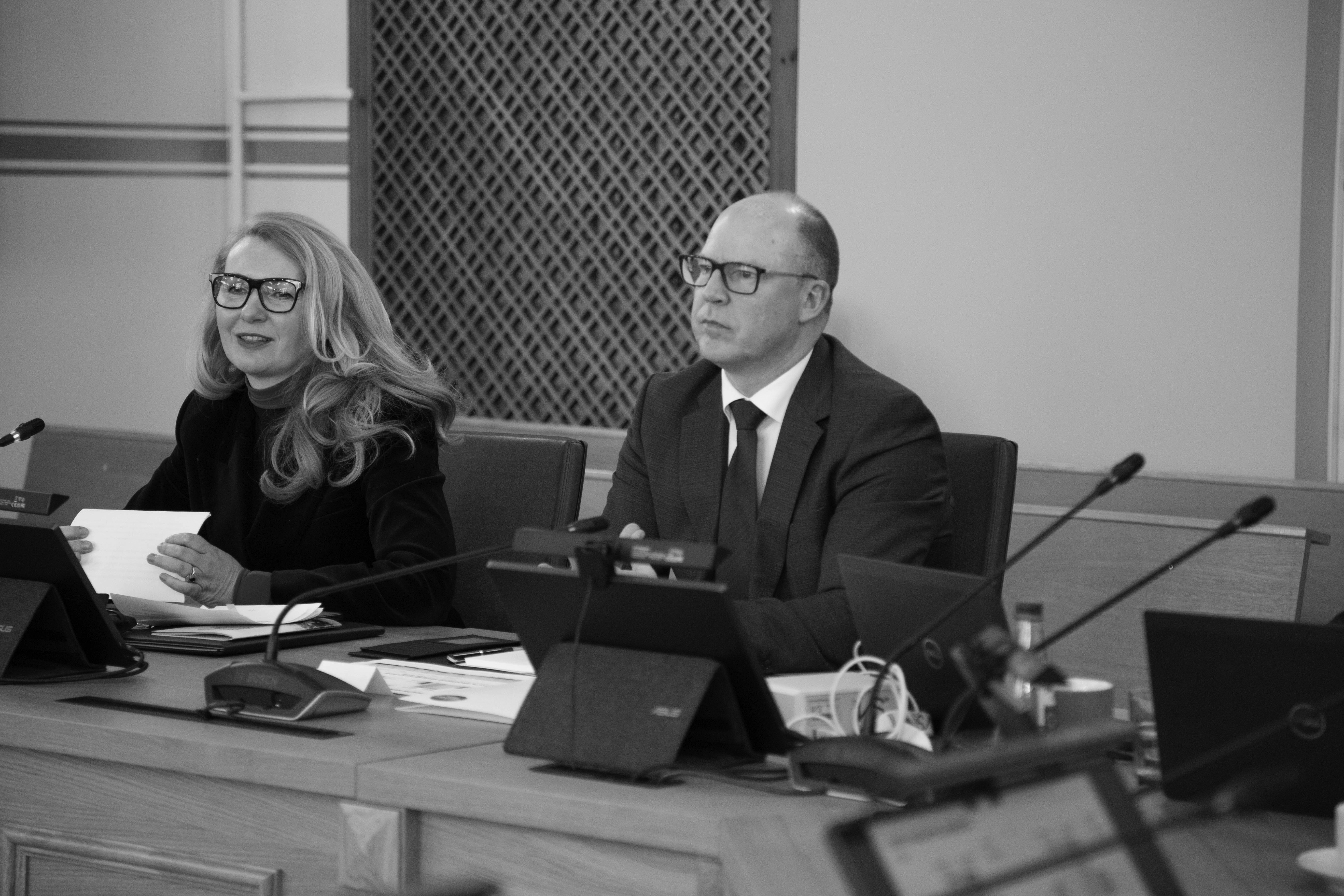 Tieslietu ministre Ineses Lībiņa-Egnere un ģenerālprokurors Armīns Meisters Augstākās tiesas plēnumā