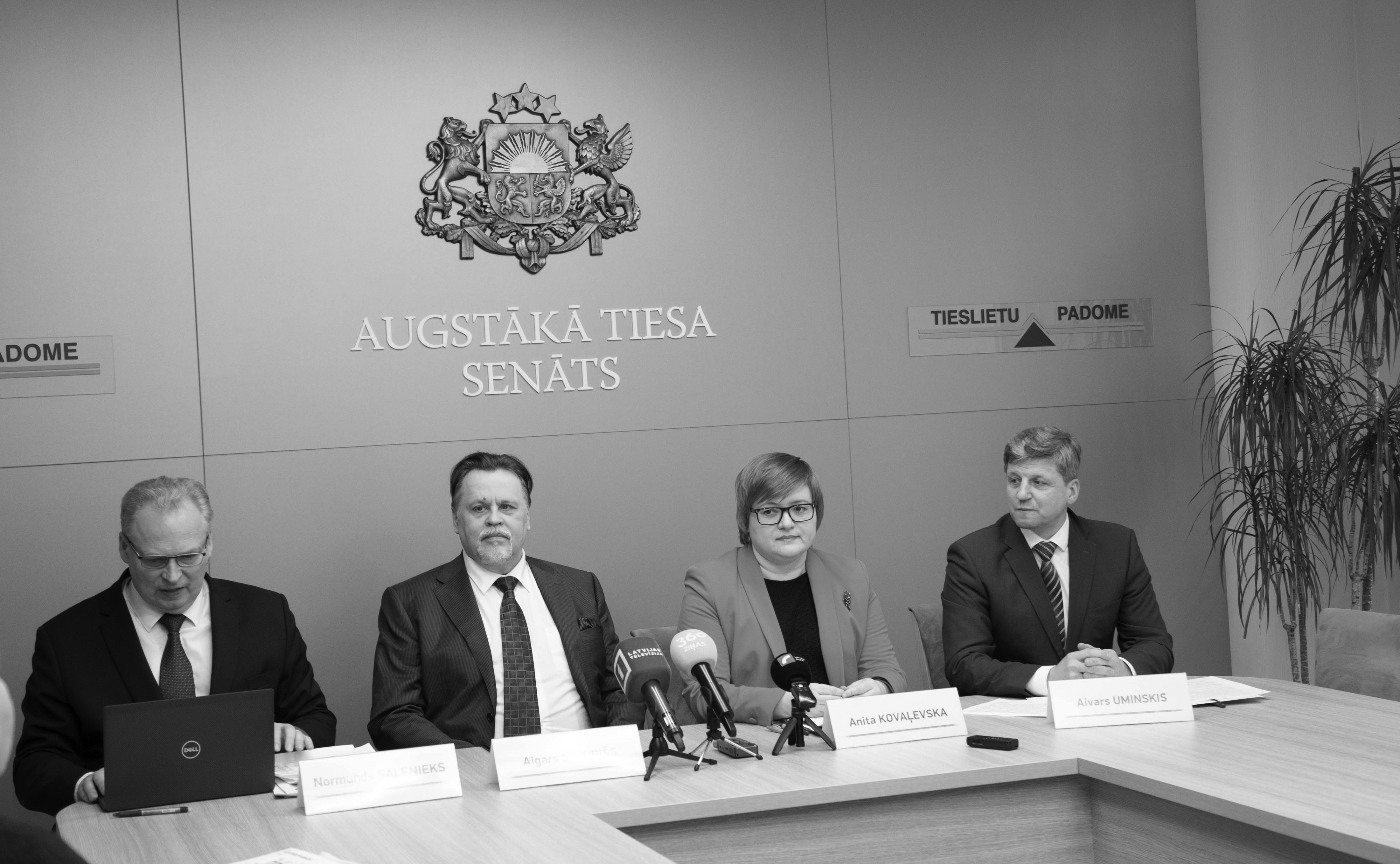 Preses konferencē piedalās (no kreisās) Normunds Salenieks, Aigars Strupišs,  Anita Kovaļevska un Aivars Uminskis