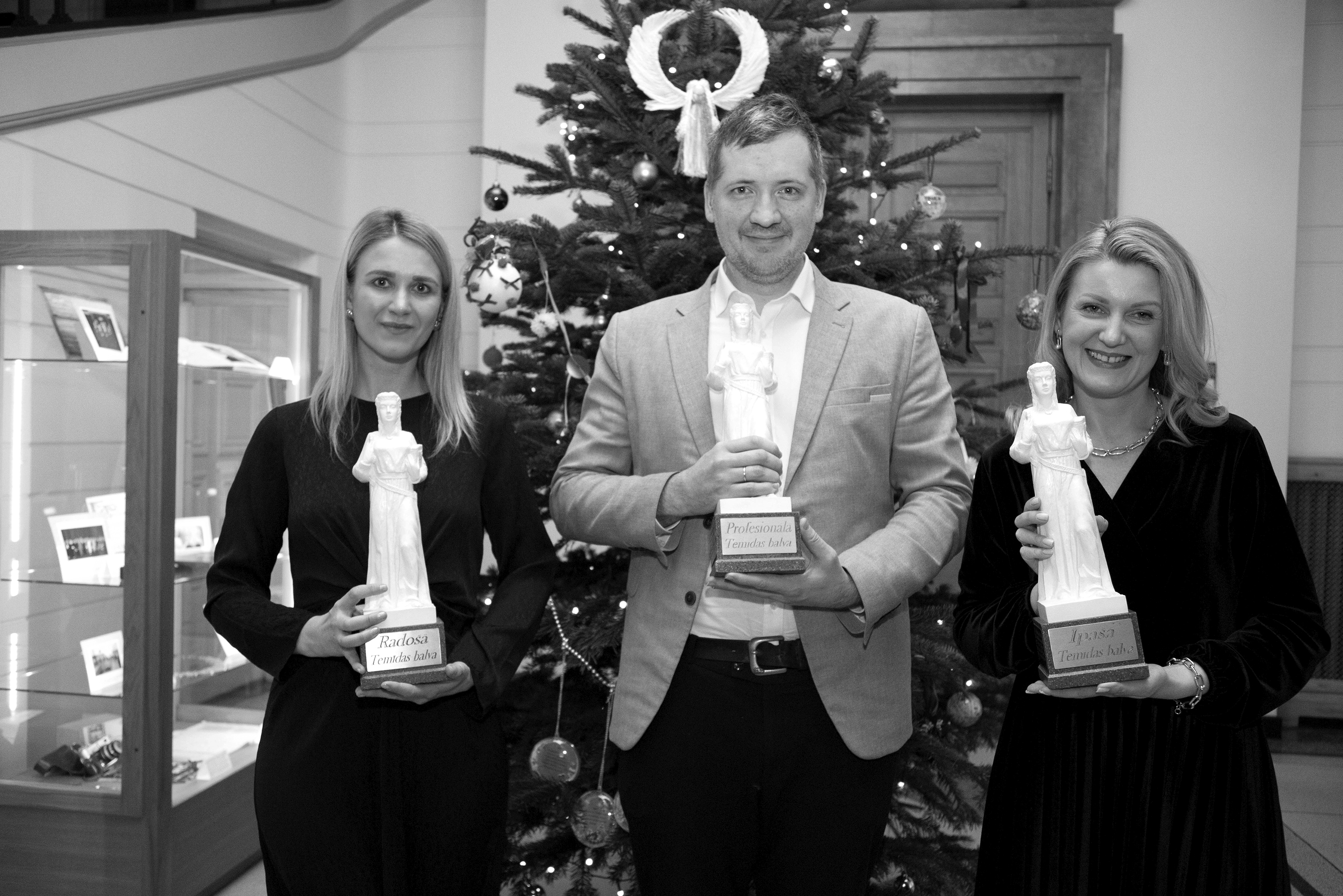 No kreisās: Iveta Jaudzema, Reinis Odiņš un Evija Veide