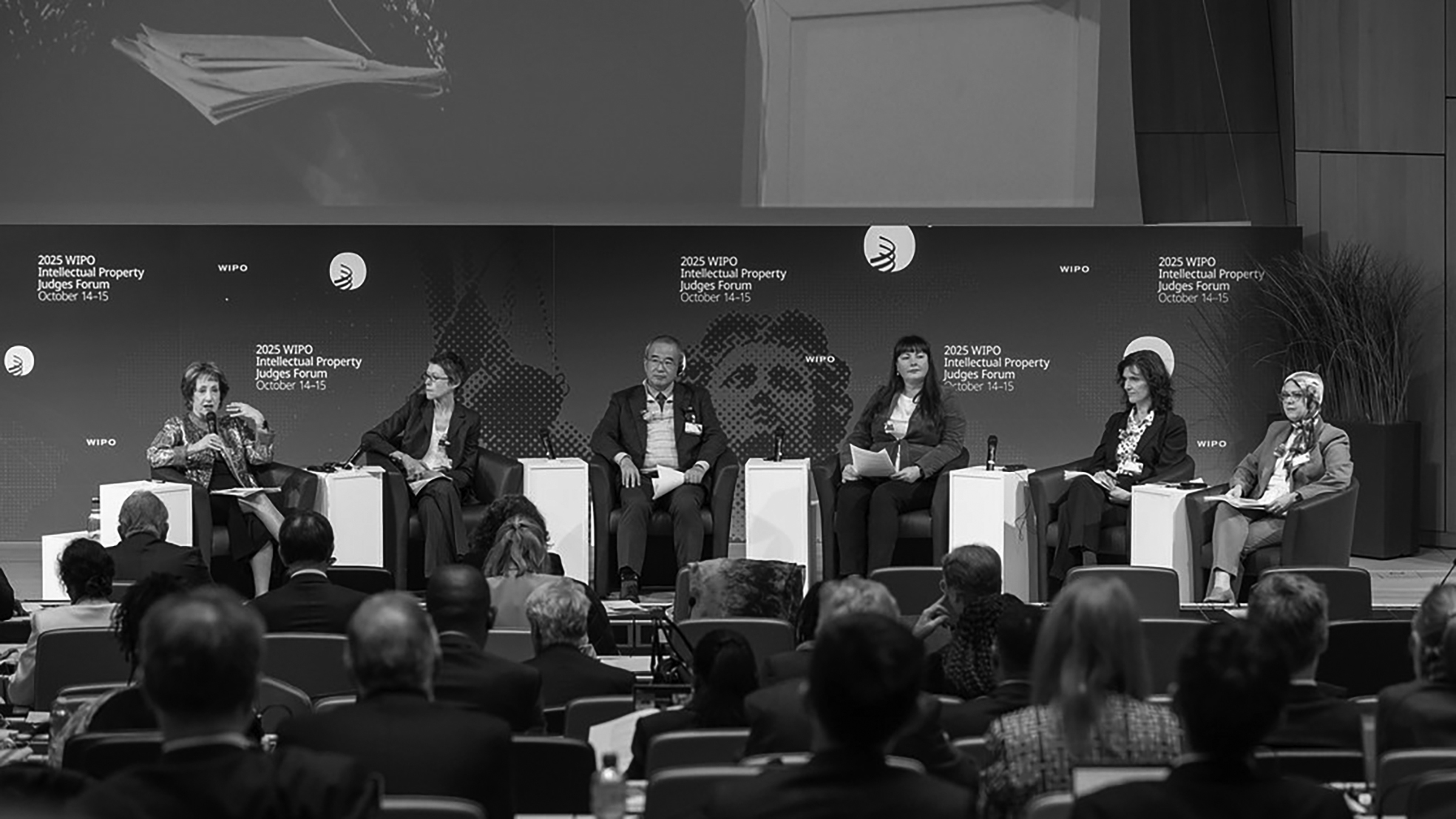 Zane Pētersone (trešā no labās puses) diskusijā par pierādījumiem intelektuālā īpašuma tiesību lietās 